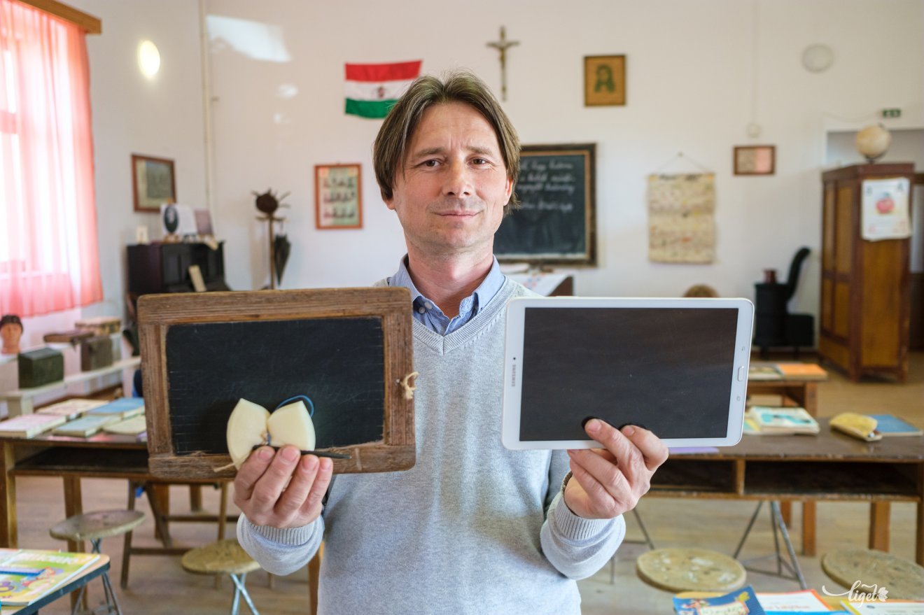 Palatábla és táblagép. Iskolai eszközök egykor és ma Biró László kezében •  Fotó: Veres Nándor