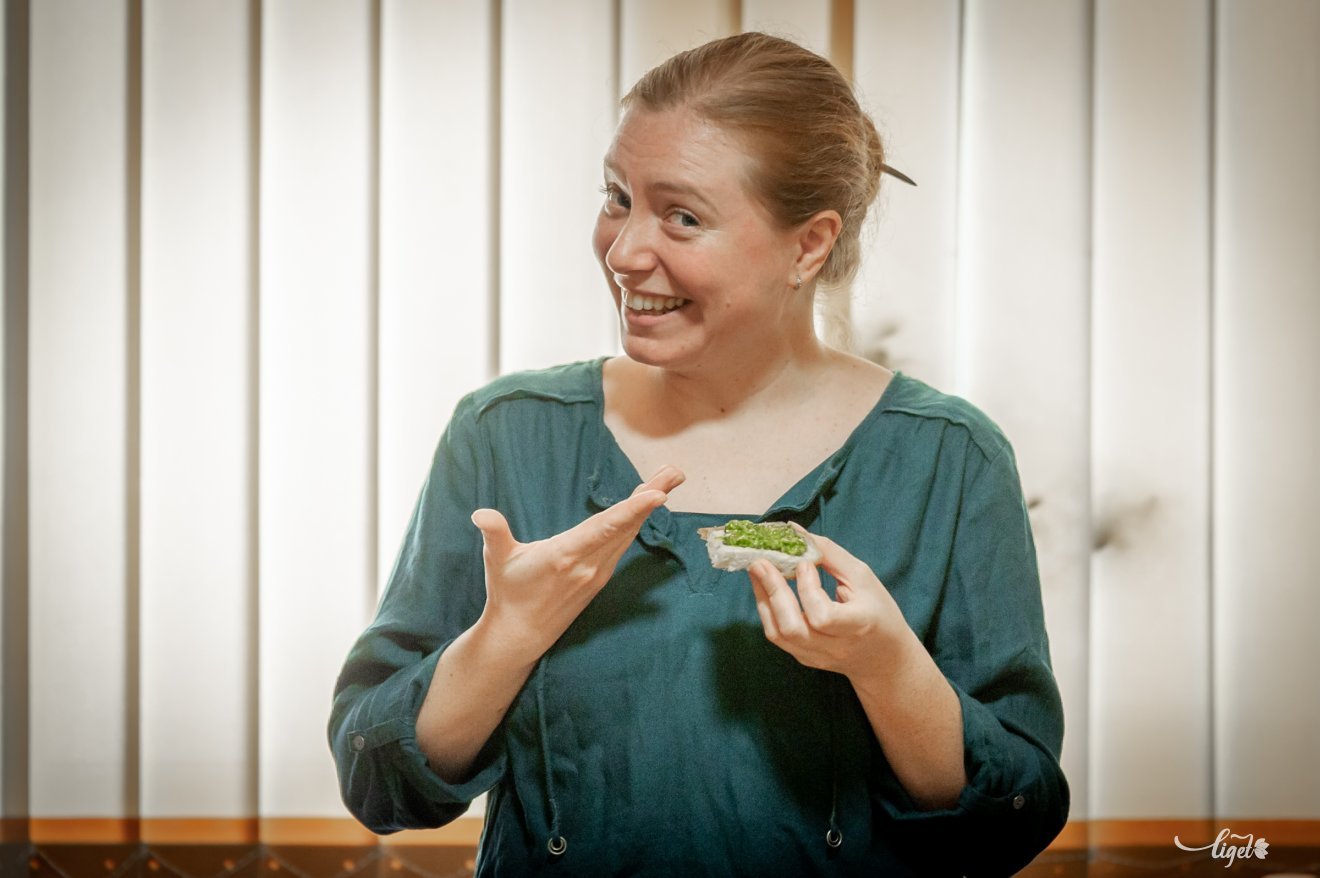 Sántha Zsuzsa és a saját recept szerint elkészült medvehagymapesztó •  Fotó: Pinti Attila