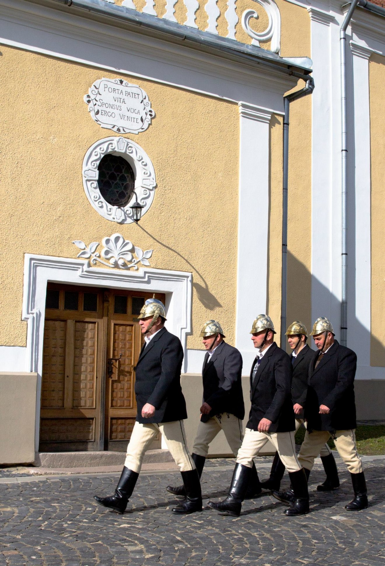 Szentsírőrzők monarchiabeli sisakokban. További képek bármelyik fotóra rákattintva! •  Fotó: Hunyadi János/Gyergyóalfalvi Önkéntes Tűzoltók Egyesülete