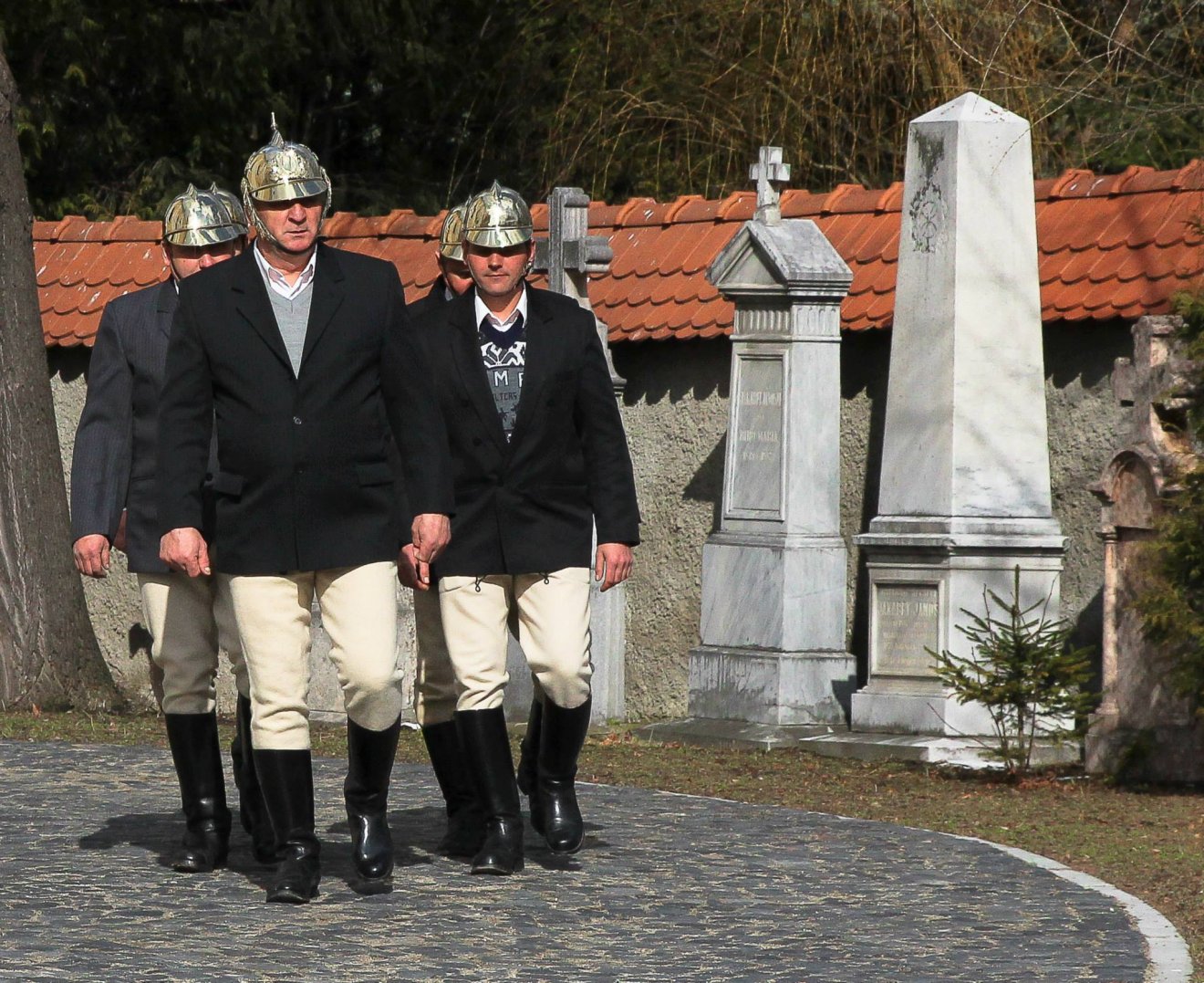 Molnár Vencel vezeti be az őrzőket a templomba •  Fotó: Hunyadi János/Gyergyóalfalvi Önkéntes Tűzoltók Egyesülete