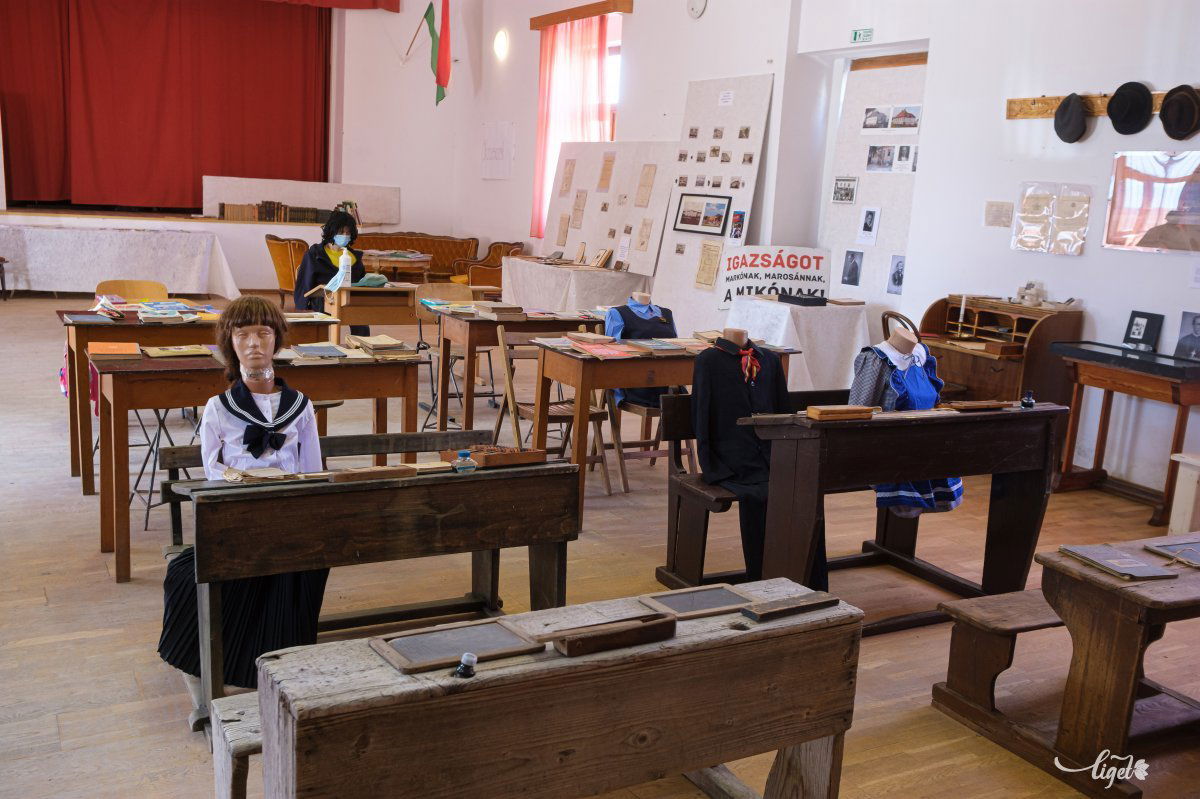 A látogatók beülhetnek az iskolapadokba •  Fotó: Veres Nándor