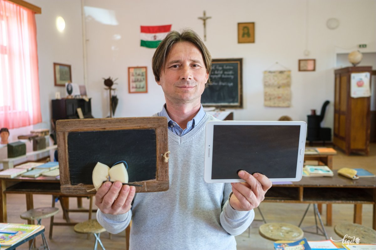 Palatábla és táblagép. Iskolai eszközök egykor és ma Biró László kezében •  Fotó: Veres Nándor