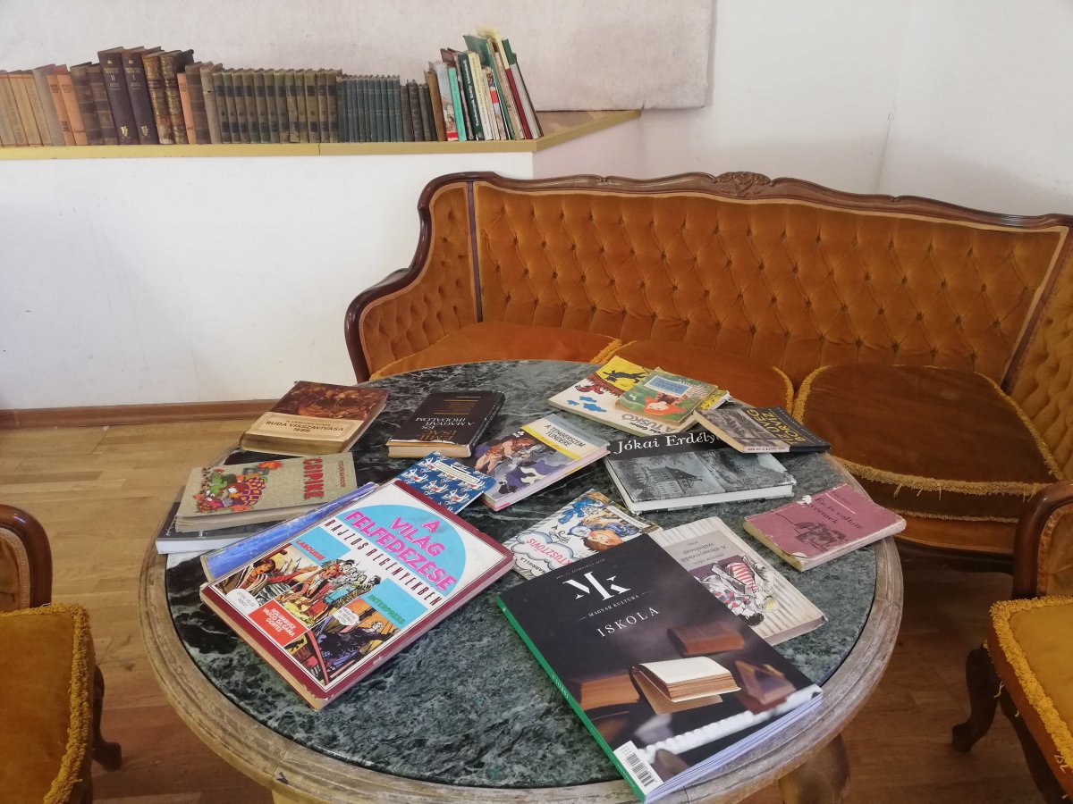 Régebbi kiadású könyvek, valamint a Magyar Kultúra Magazin Iskola tematikájú lapszáma is megtalálható az olvasósarokban •  Fotó: Péter Beáta