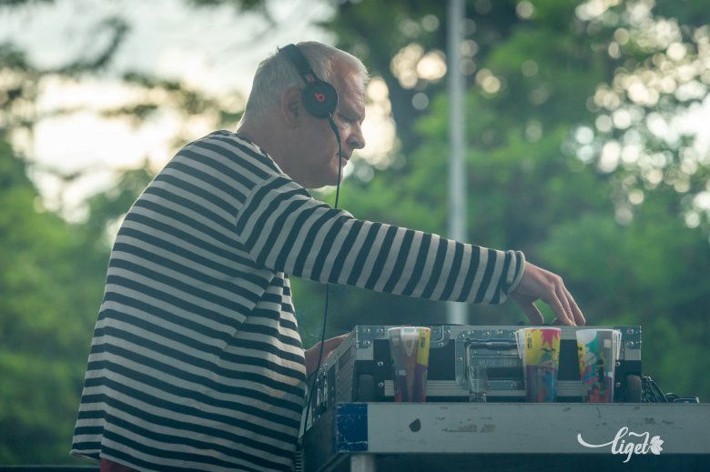 „Ezeket az új zenéket bizonyos új műfajokban, már nem is lehet mással játszani, csak vagy laptopról vagy pendrive-ról, ott kell legyen egy tárhelyen minden, mert olyan rövidek a zenék, hogy nincs időd kicserélni.” •  Fotó: Pinti Attila