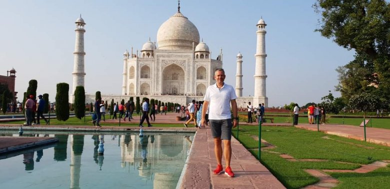 A Taj Mahal előtt •  Fotó: Kelemen Barna archívuma
