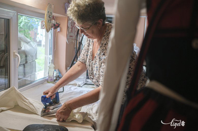 A székely ing, kötény kivasalásának minden apró fortélyát ismerik már •  Fotó: Veres Nándor