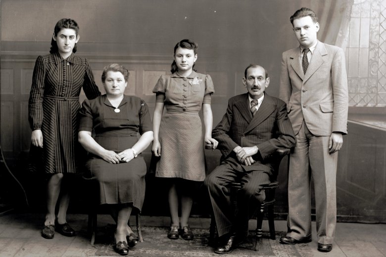Az udvarhelyi Strasser család 1942-ben •  Fotó: Forrás: a székelyudvarhelyi Kováts fényképészet archívuma