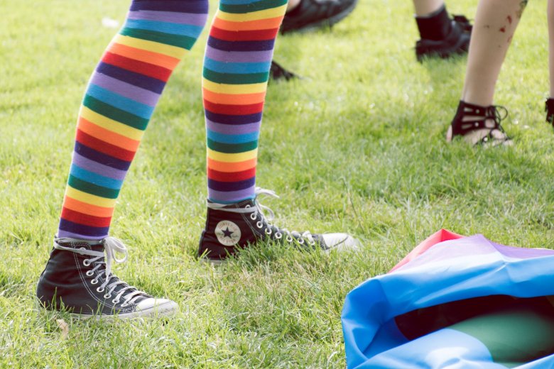 A Converse-csuka fölé fesztiválon nyugodtan vegyél fel egy ilyen színcsodát, de ha nem vagy főállású bohóc, ne ilyenben menj a gyerekkel a játszótérre •  Fotó: Pexels