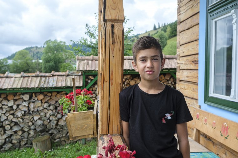 Minden idők legfiatalabb István királya a gyimesi kisfiú: kitüntették a tízéves Antal Zalánt rockoperás szerepéért