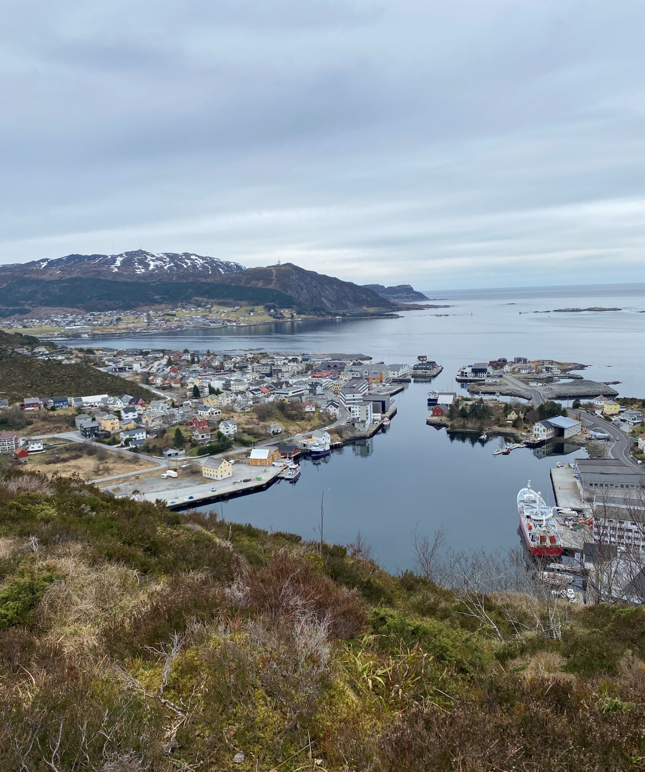 Fosnavaaag, az ország középnyugati csücskén elterülő szigetváros madártávlatból •  Fotó: Kvalsund Réka személyes archívuma
