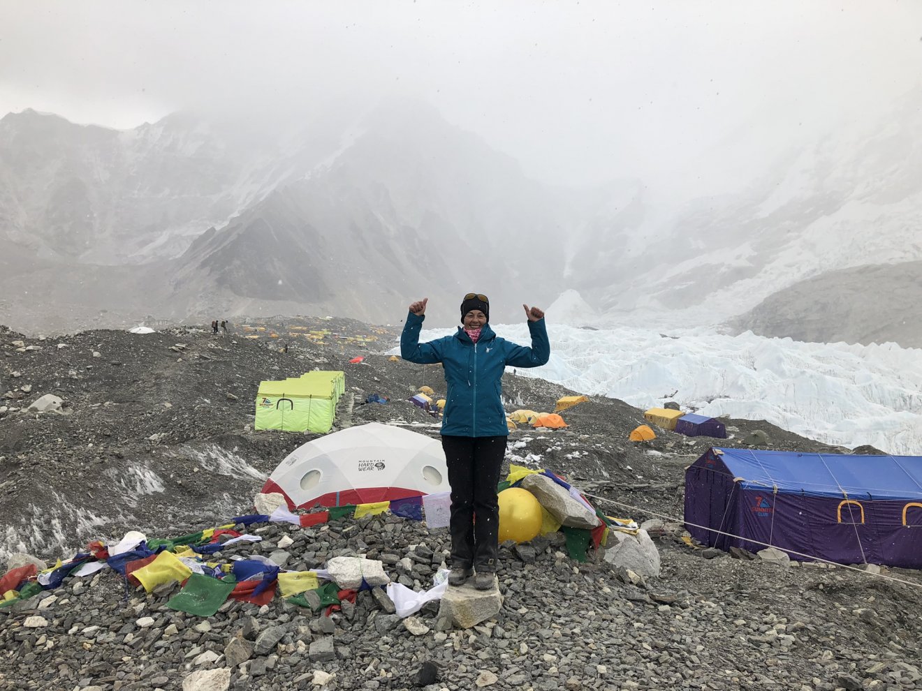 Melinda mögött a Mount Everest alaptábor •  Fotó: Pataki Melinda személyes archívuma