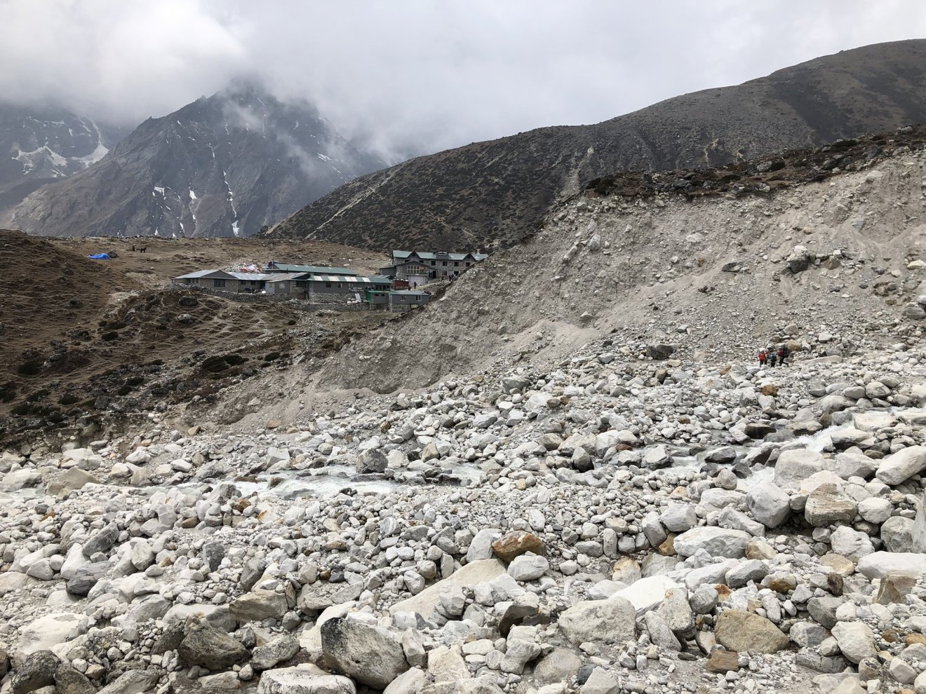 Út a Khumbu gleccser morénáján •  Fotó: Pataki Melinda személyes archívuma
