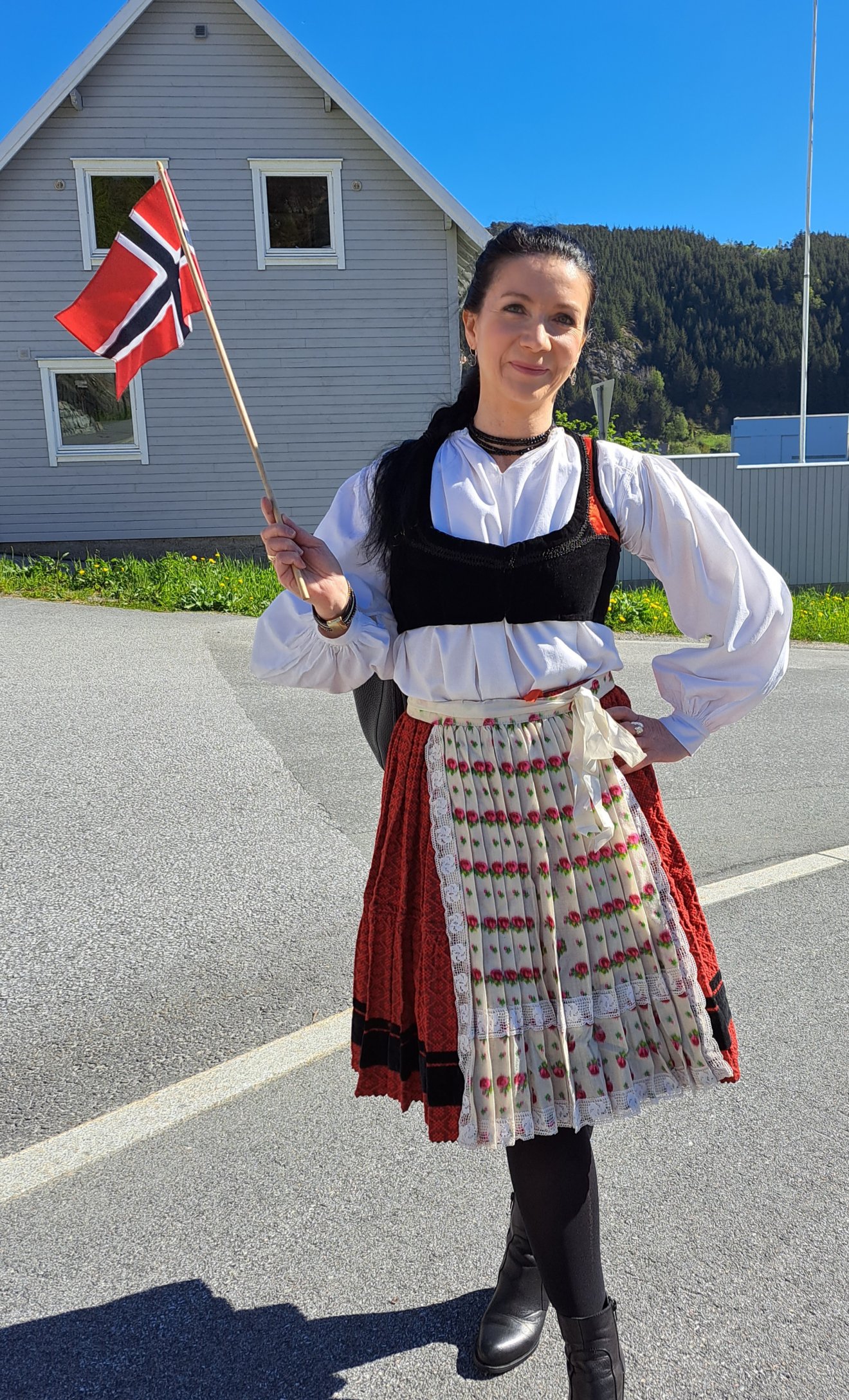A húsz éve Norvégiában élő Kvalsund (Sata) Réka lövétei viseletben •  Fotó: Forrás: Kvalsund Réka személyes archívuma