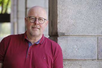 „Részecske is vagyok, és hullám is vagyok.” Fizika és színház kapcsolata Hatházi Andrással
