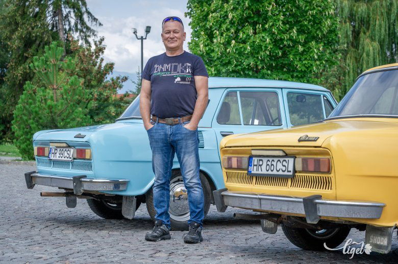 „Hogy hogy mennek? A motor nincs 1000 köbcentis, tehát nem futnak el” – mondja Levente. A kék és a sárga S100-as veterán autóként van bejegyezve •  Fotó: Pinti Attila