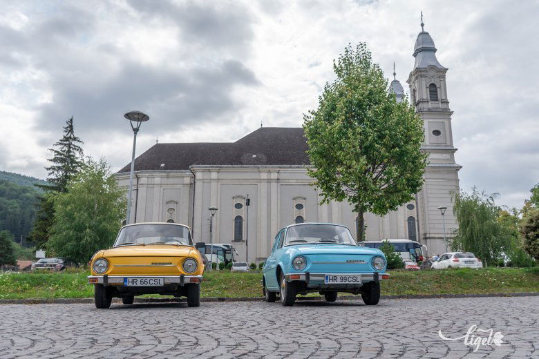 Az S100-as nem csak formában és élénk színében tér el a mai autóktól, egészen más érzés egy ilyent vezetni •  Fotó: Pinti Attila