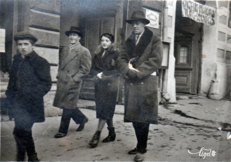 Séta a Kossuthban, mellette Ferenczy Böske, az örök múzsája •  Fotó: Forrás: Tomcsa Sándor örökösei