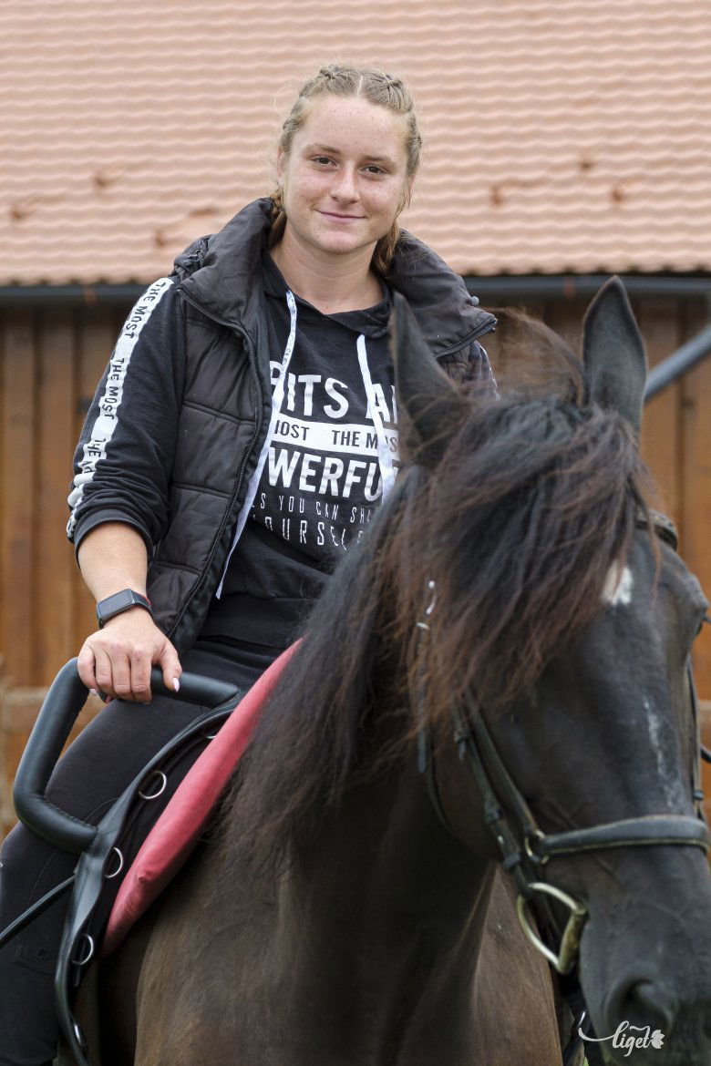 Betyár hátán •  Fotó: Veres Nándor