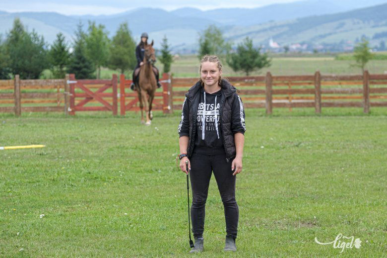 Póra Erika háttében egyik tanítványával, a Zsiványt meglovagoló Fazakas Zsanettel •  Fotó: Veres Nándor
