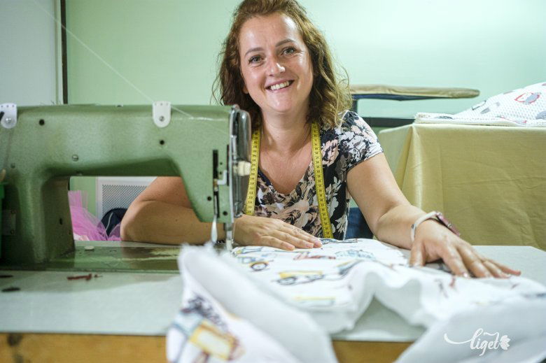Varrógépen hintázott gyerekkorában is •  Fotó: Veres Nándor