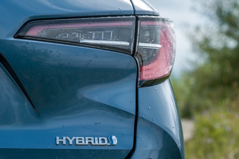„Büntetik” a hibrideseket: mégis hogyan sokszorozódhatott meg az autóadó?