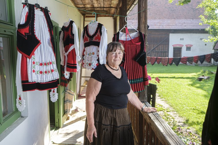 Gyűjtésből szenvedély: Hegyi Mária Anikó népviseletei