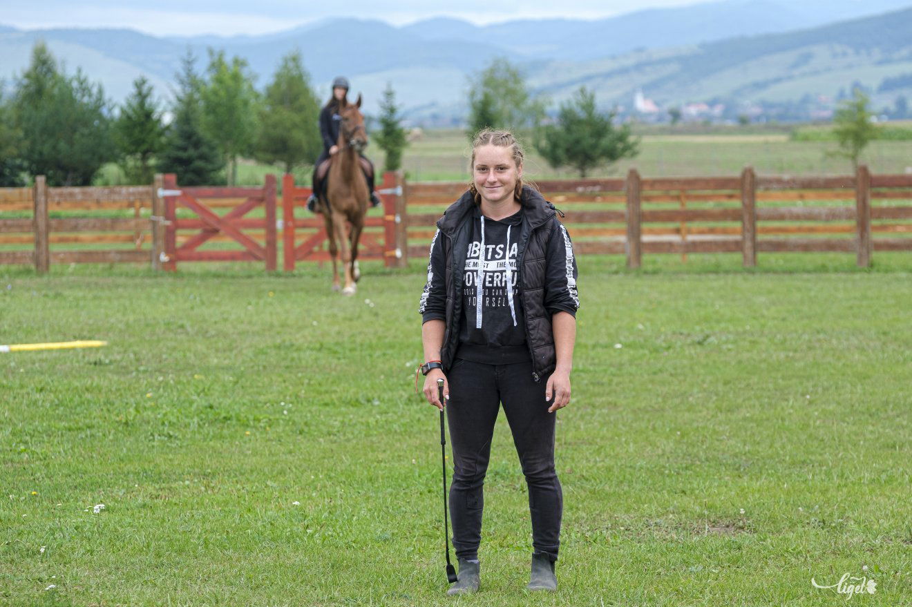 Póra Erika háttében egyik tanítványával, a Zsiványt meglovagoló Fazakas Zsanettel •  Fotó: Veres Nándor