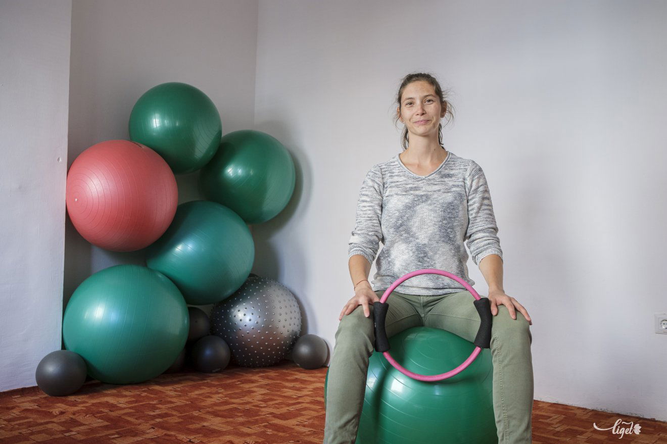 Páll Orsi gyógytornász szerint a szülés utáni rehabilitáció lényege a fokozatosság, de az sem mindegy, hogy milyen mozgásformát választunk •  Fotó: Veres Nándor