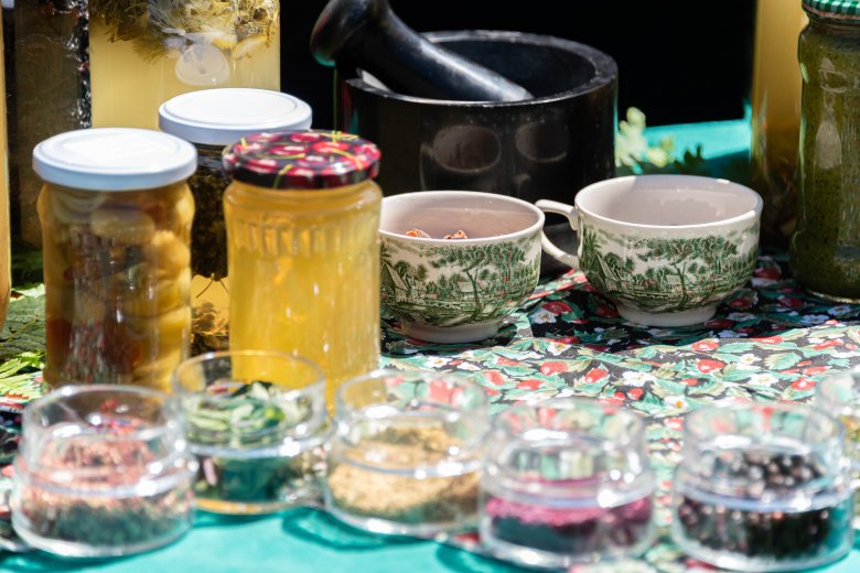 Friss alapanyagok és fermentumok,  a háttérben bodzaecet, fermentált zöld paradicsom •  Fotó: Mag Ede