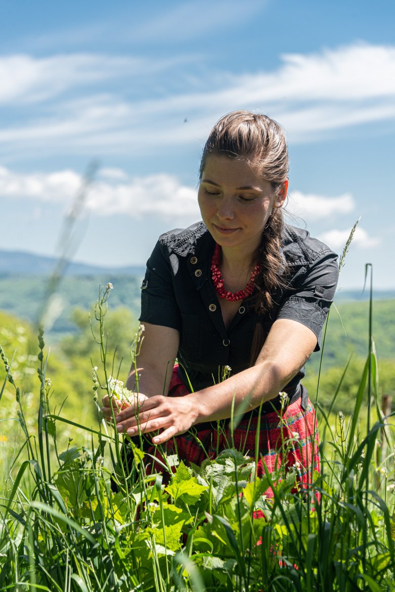 Dakó Viola gyűjtögetés közben. Meditáció és boldogság •  Fotó: Mag Ede