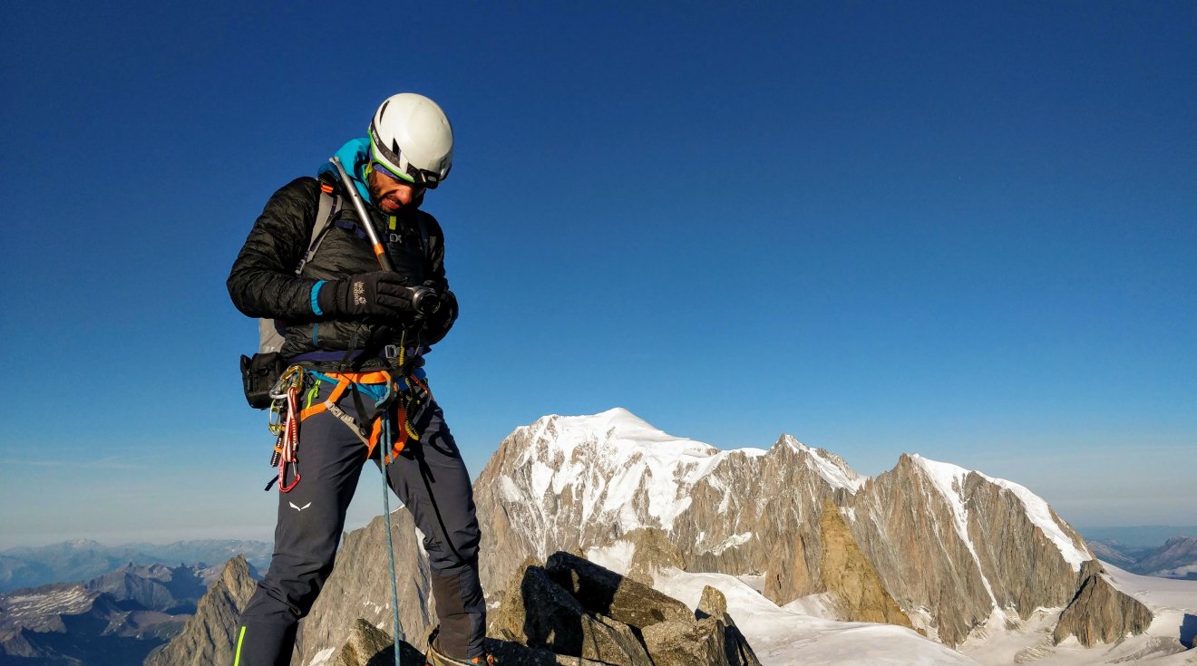 Napfelkelte az Aiguille de Rochefort-on, háttérben a Mont Blanc •  Fotó: Márk Előd személyes archívuma