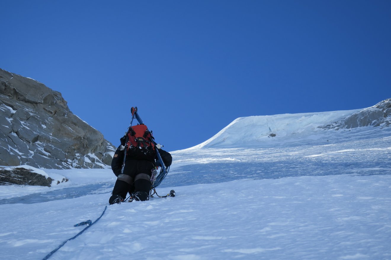 Téli mászás a Gran Paradiso észak-nyugati falán •  Fotó: Bedő Zoltán
