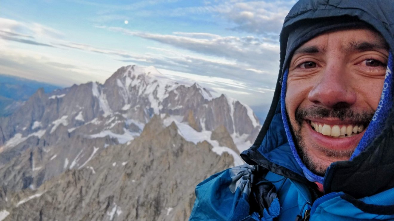 Ébredés egy, a szabad ég alatt töltött éjszaka után, 4000 méter fölött (Grandess Jorasses) •  Fotó: Lukács László