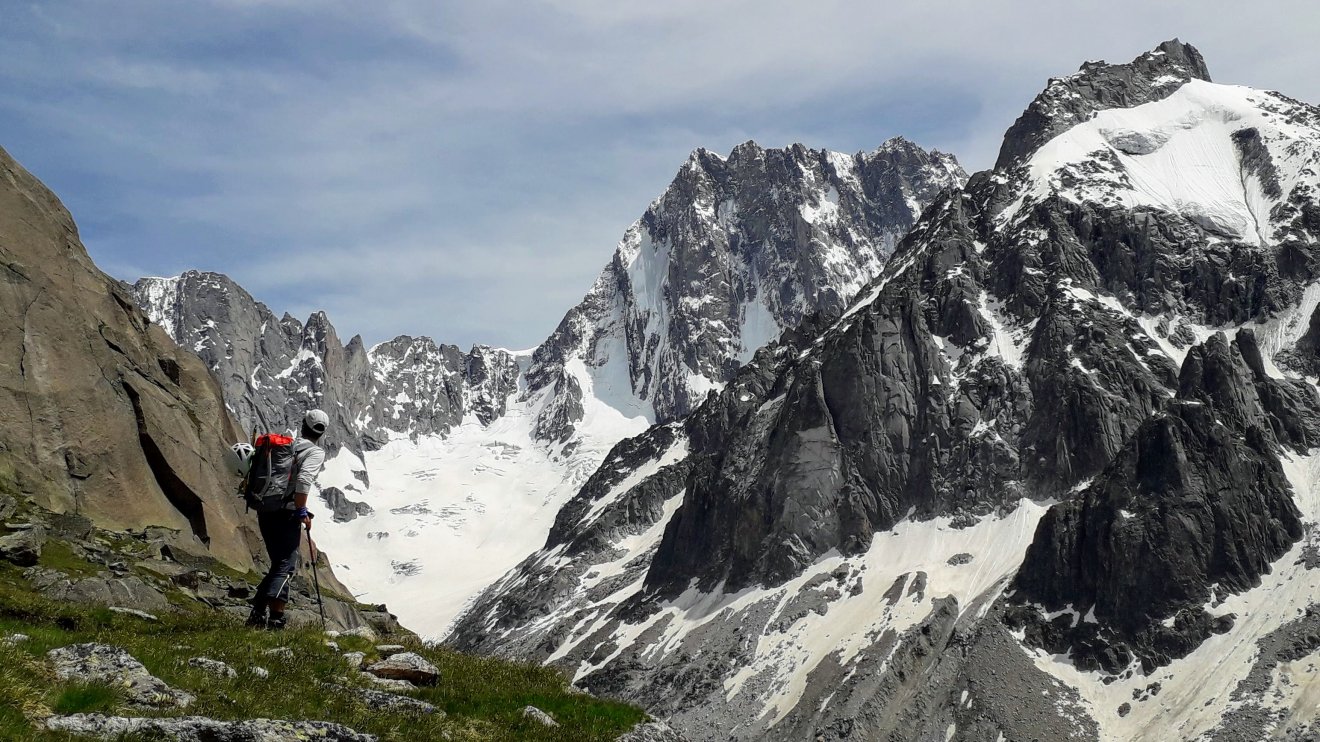Tavasz a Mer de Glace fölött, háttérben a Grandes Jorasses északi fala •  Fotó: Szabó Anita