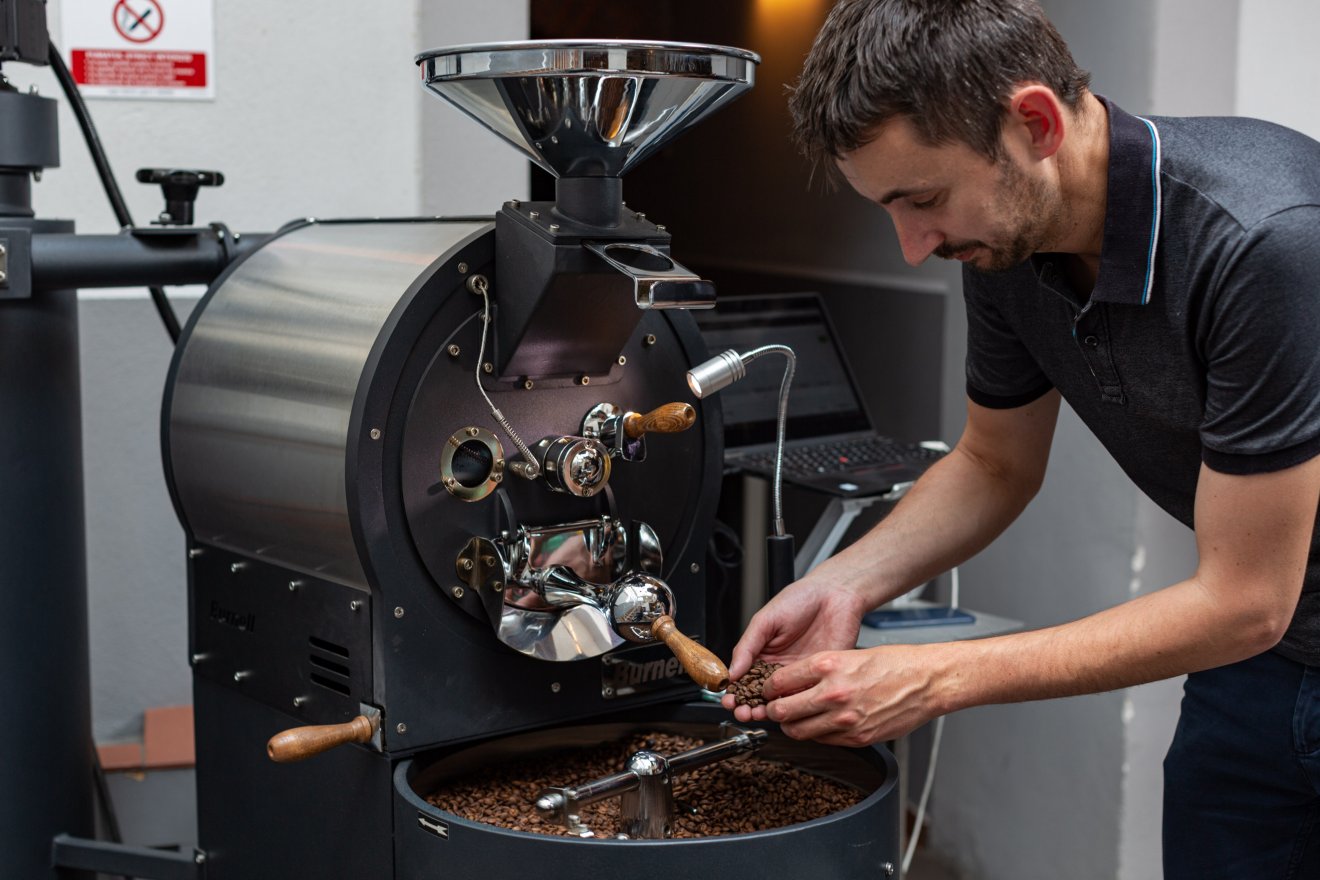 Jónás a Segafredo Zanetti Crafted Brassóban létrehozott kézműves pörköldéjének zöldkávé-beszerzője, vezető pörkölője és minőségfelelőse •  Fotó: Erdély Bálint Előd
