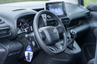 Több mint négy és félmillió lejért vásárol új limuzinokat a bukaresti szenátus