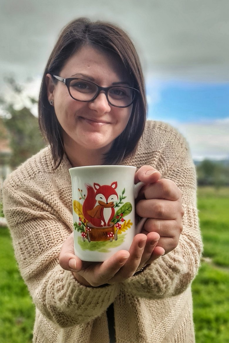 Boér Krisztina és bögréje •  Fotó: Boér Krisztina személyes archívuma