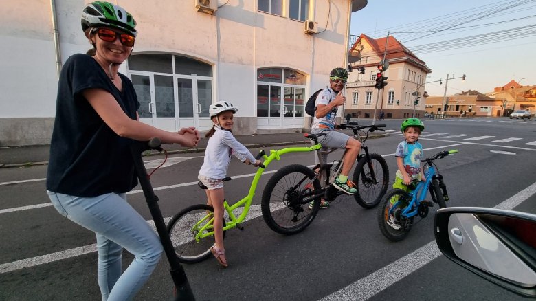 Csergedi István családjával teker. Nem ritka pillanat ez az életükben •  Fotó: Barabási Attila Csaba