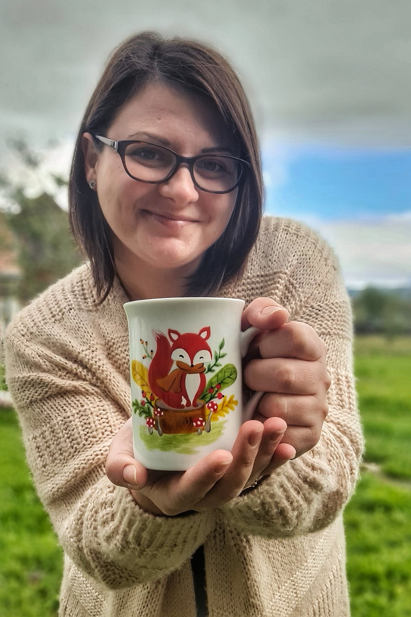 Boér Krisztina és bögréje •  Fotó: Boér Krisztina személyes archívuma
