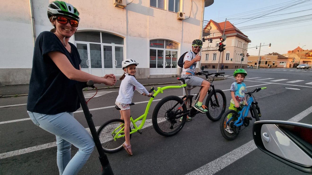 Csergedi István családjával teker. Nem ritka pillanat ez az életükben •  Fotó: Barabási Attila Csaba
