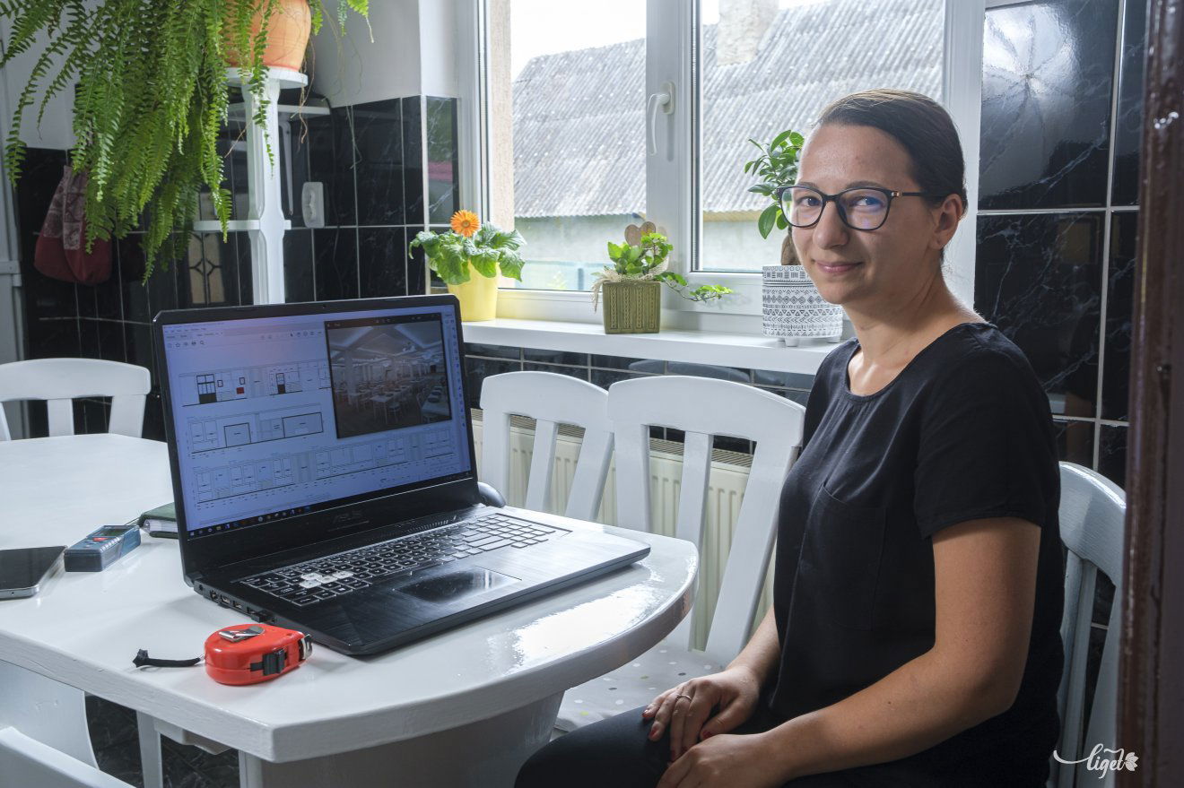 A belsőépítész munkaeszközeivel •  Fotó: Veres Nándor