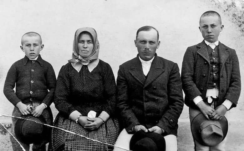 Szabó Gyula szüleivel és bátyjával 1940-ben •  Fotó: Forrás: Szabó Gyula örökösei