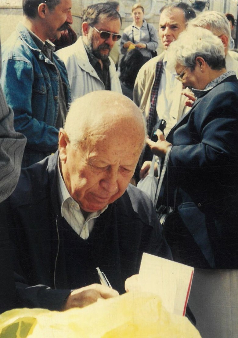 A Budapesti könyvvásáron, a Vörösmarty téren 2002 júniusában •  Fotó: Forrás: Szabó Gyula örökösei