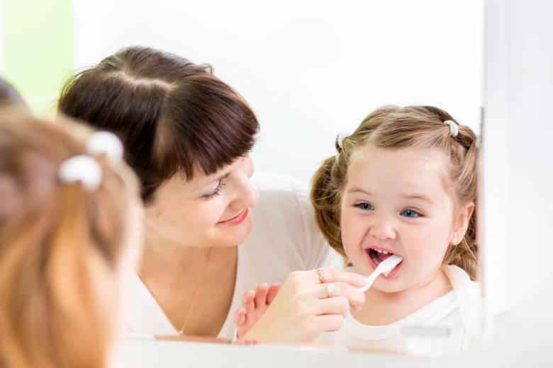 Sokáig a szülőnek kell megmosnia gyereke fogát •  Fotó: Blog.babyshopstores.com