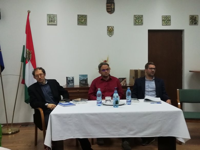Balról jobbra: Péter László, Killyéni András, Csillag Péter a könyvek kolozsvári bemutatóján 