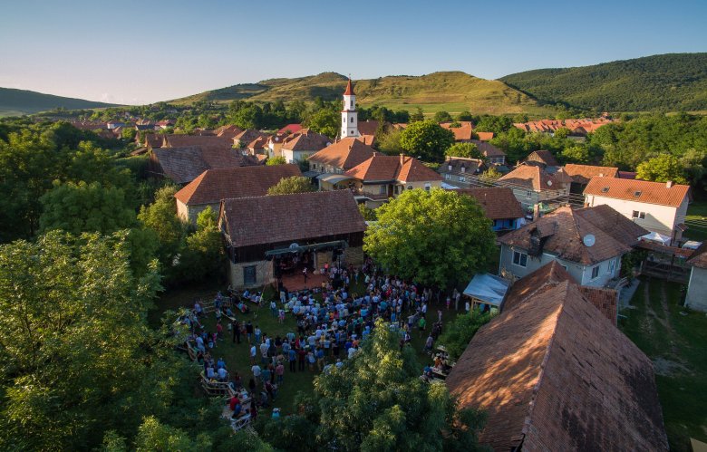 Családias hangulat egy gyönyörű helyszínen •  Fotó: Forrás: Méra World Music