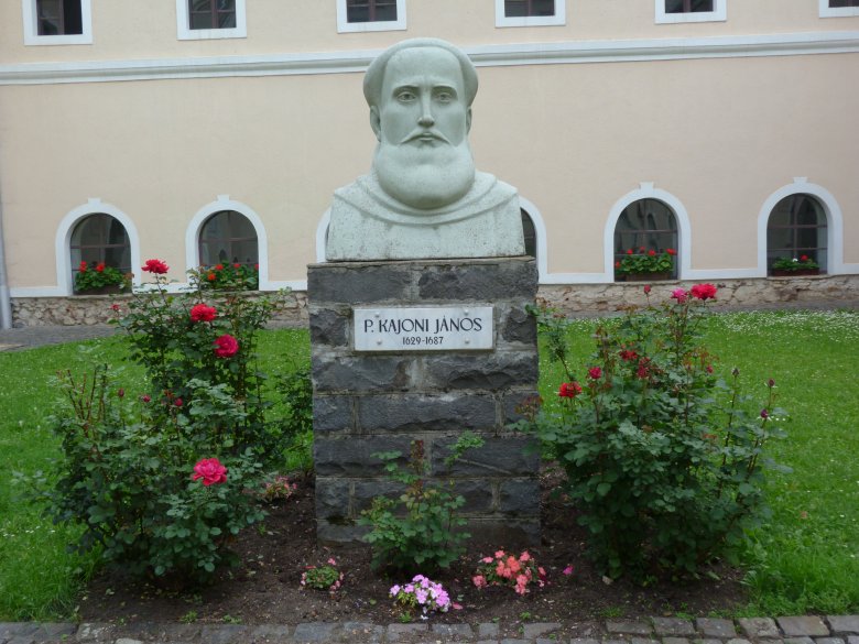 A csíksomlyói ferences kolostor udvarán található Kájoni-szobor •  Fotó: Wikipédia