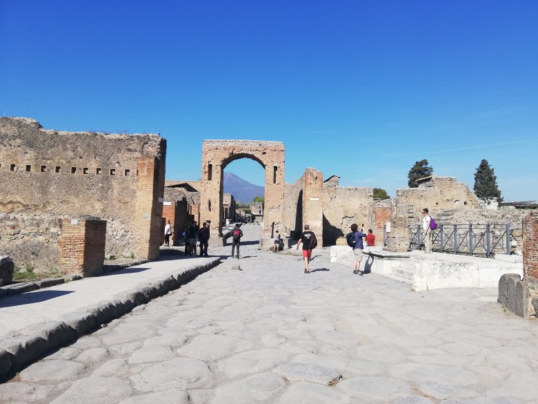 Pompeji egyik széles utcája •  Fotó: Antal Erika
