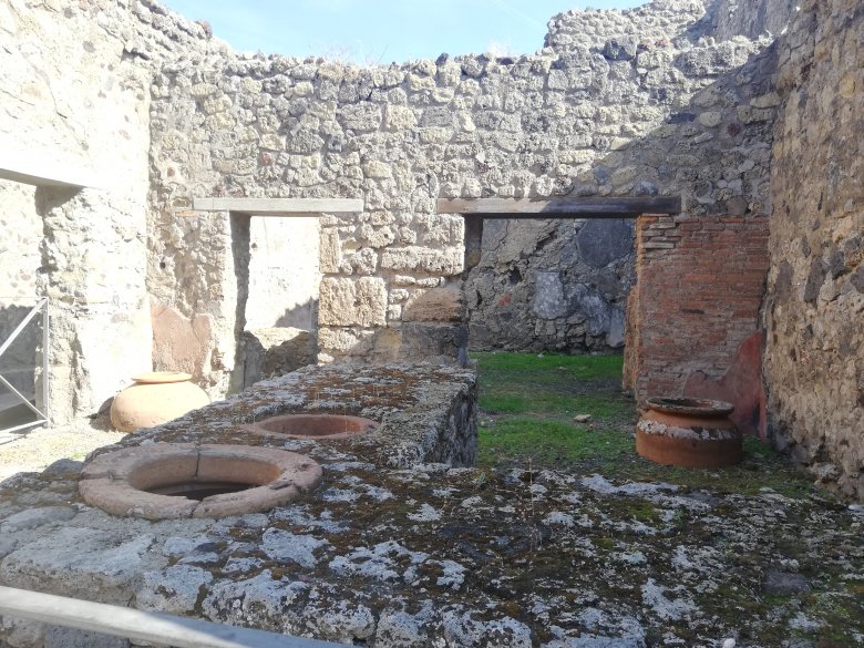 Pompeji – egykori bolt maradványa •  Fotó: Antal Erika