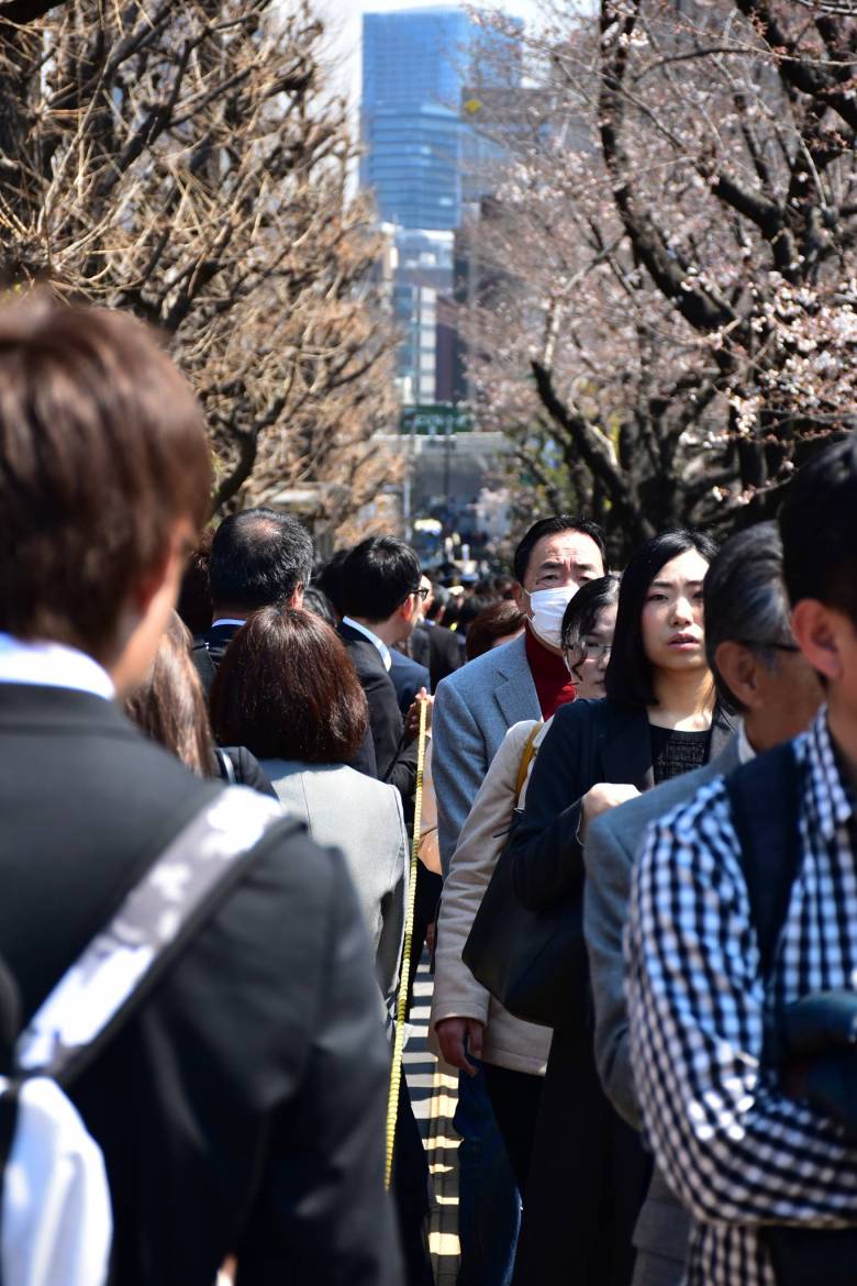 Ha egy japán sort veszünk górcső alá, és azt látjuk, hogy egy vonallal megrajzolható szabályos képződménynek látszanak a sorban állók •  Fotó: Pixabay.com